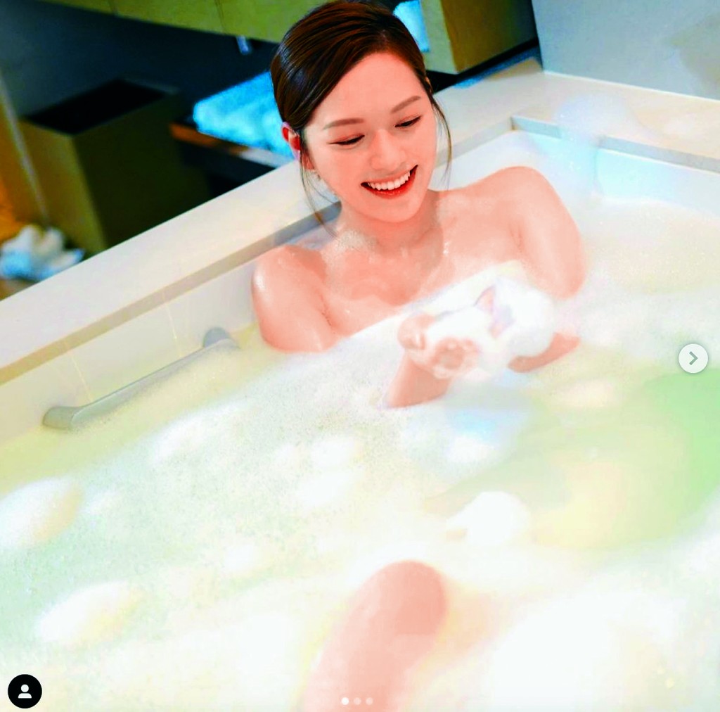 设立了自己的网上频道的冯盈盈，推出出浴片。