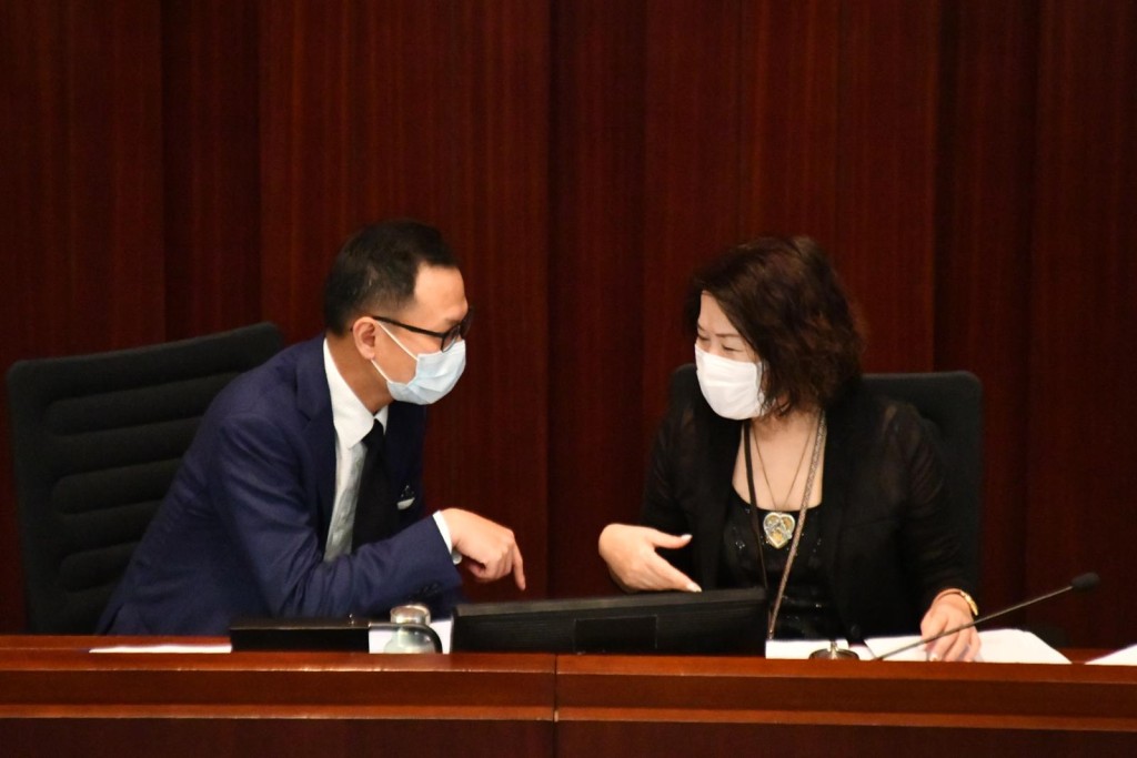 郭榮鏗(左)早上繼續主持內會。