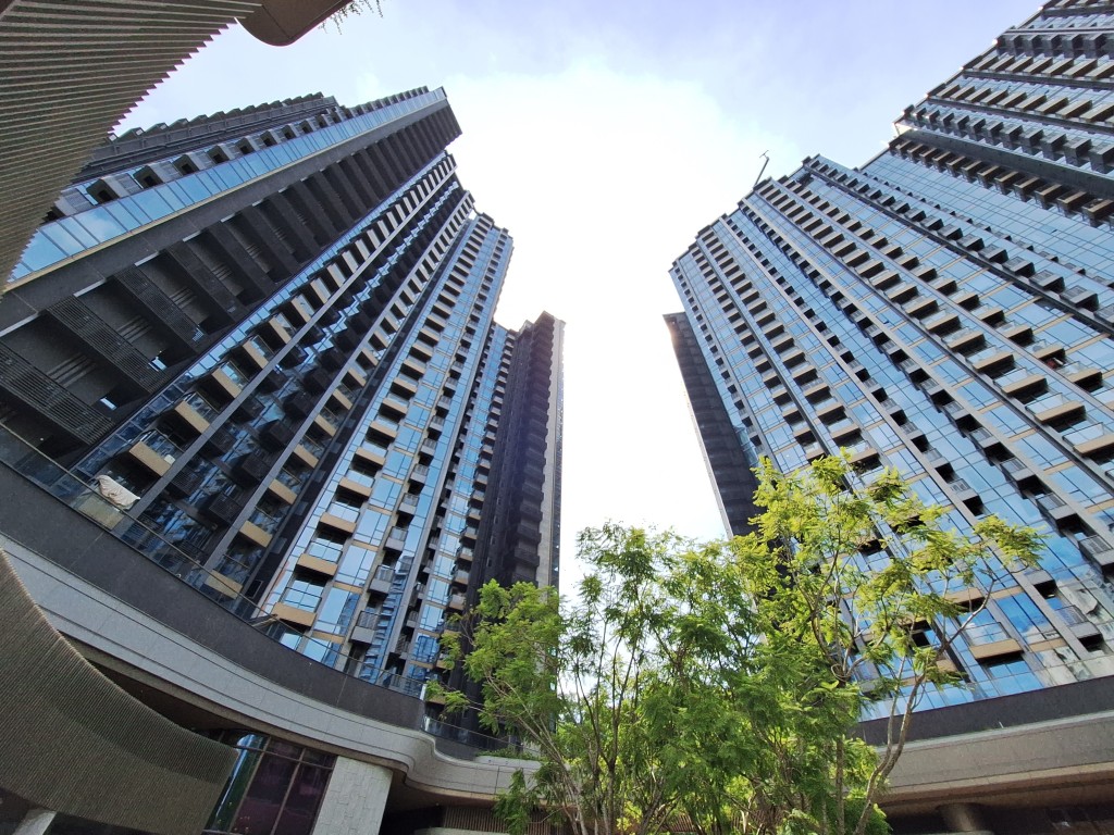 瑜一系列至今已售771伙,占全盘逾91%,总销售金额逾137亿元。 瑜一系列至今已售771伙,占全盘逾91%,总销售金额逾137亿元。