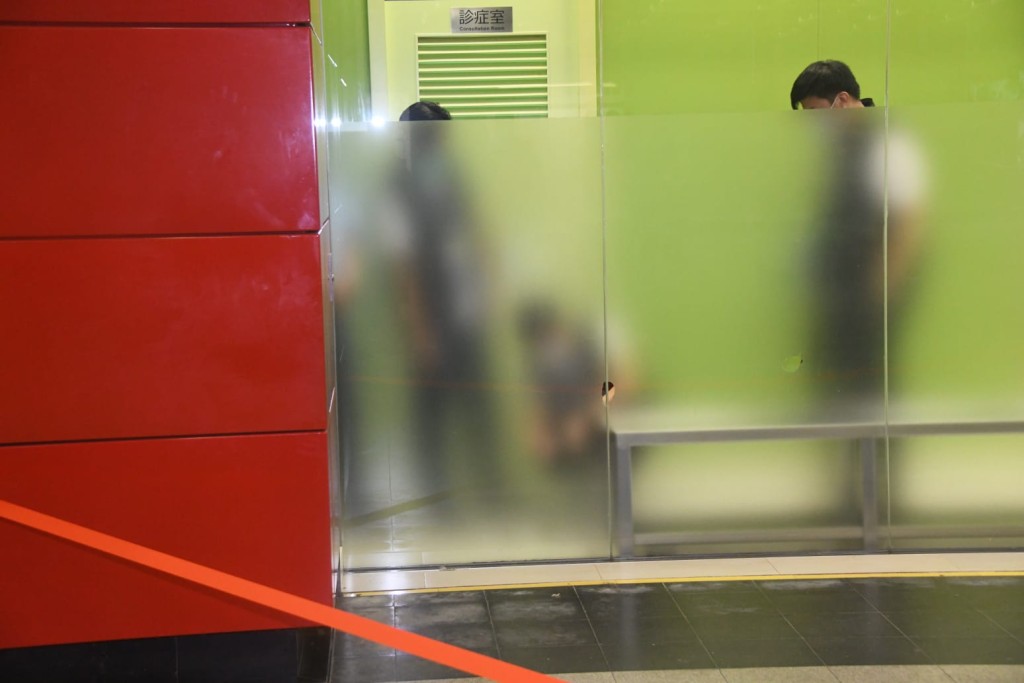 被捕疑犯棄刀醫務所內。