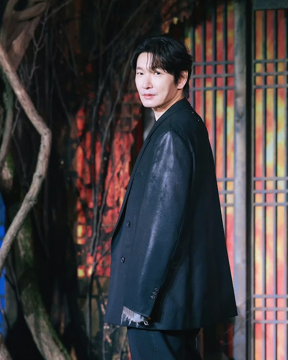 劇中扮演君王的曹承佑身穿霸氣皮西裝登場。 劇中扮演君王的曹承佑身穿霸氣皮西裝登場。