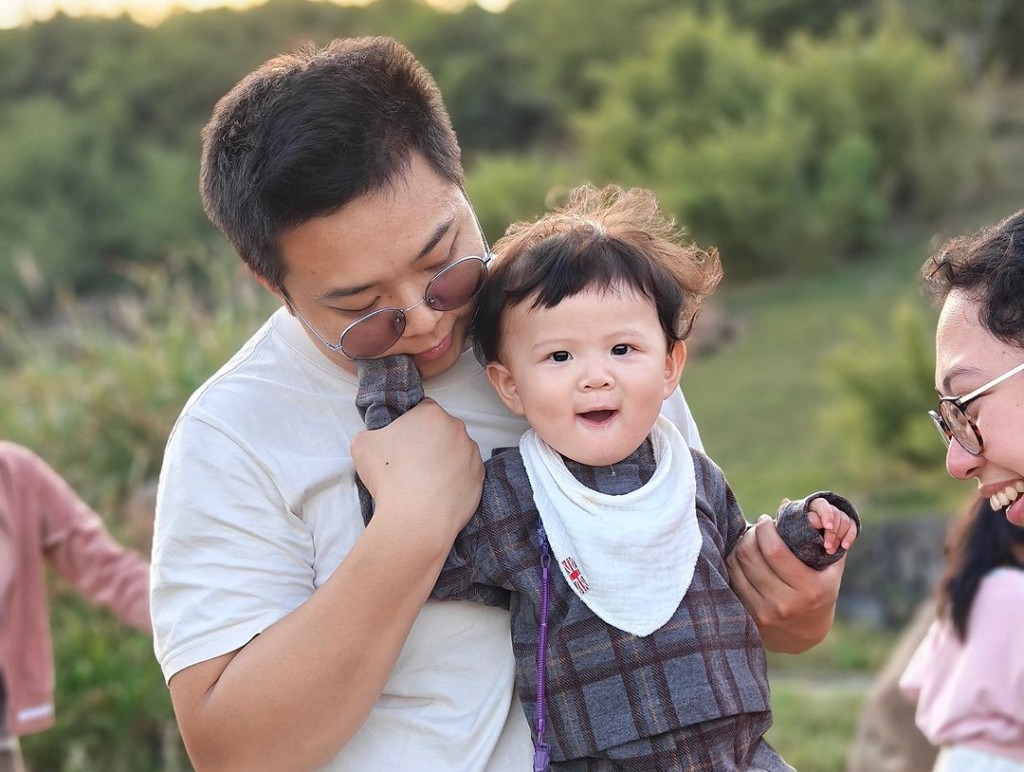 十個月大的Tilda表情多多，雙目有神，而且可以見到她的頭髮有少少捲曲，似乎遺傳到媽媽的DNA，可愛到暈！