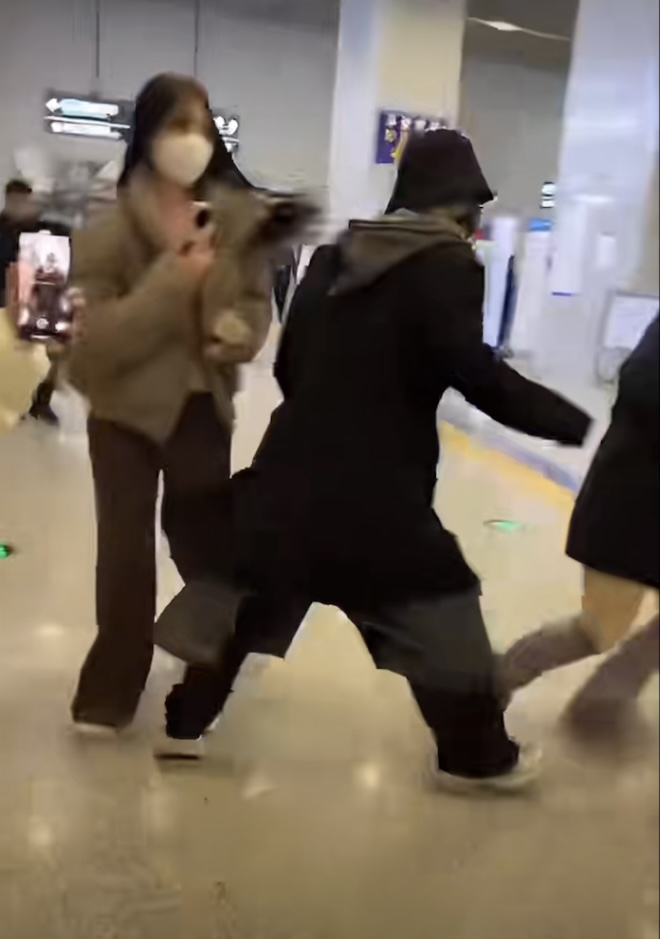 女生轉身逃跑,靈超追上去。 女生轉身逃跑,靈超追上去。