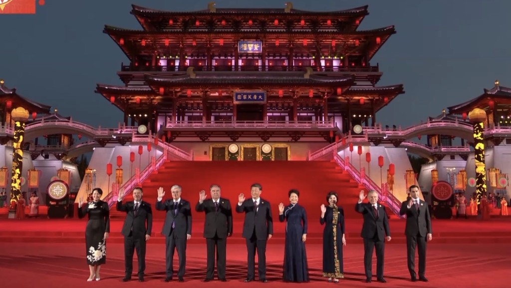 习近平夫妇欢迎中亚五国领导人和夫人并集体合影。