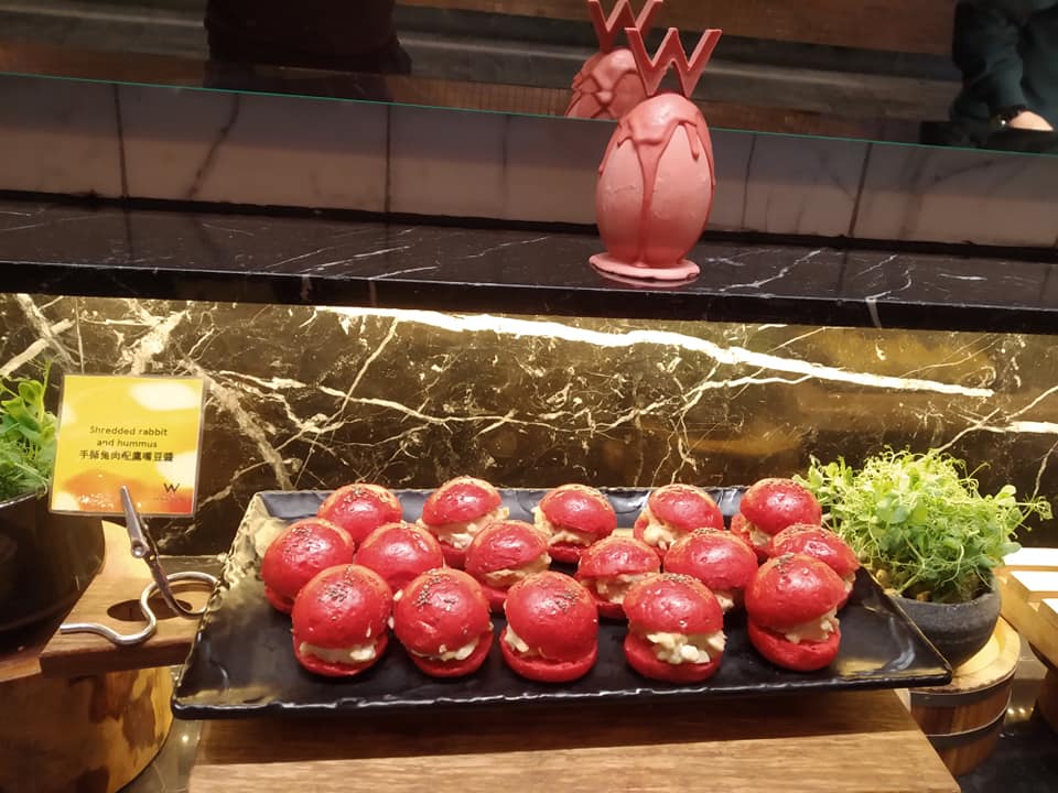 有酒店於自助餐推出復活節限定菜色，當中包括「手撕兔肉配鷹嘴豆醬」。網上圖片