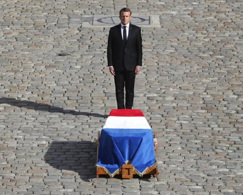 馬克龍在希拉克靈柩前默站。AP

