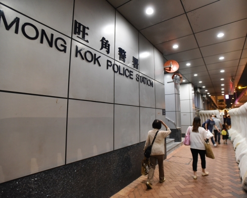 旺角一對男女忘帶鎖匙欲爬棚架入屋,惟被困須報警求助。資料圖片