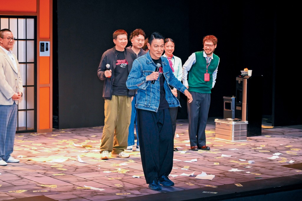 華仔着埋舞台劇tee上身，呼籲觀眾完場後去買產品。