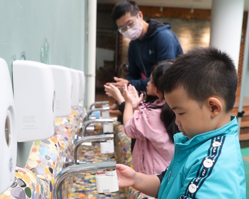 上海一間幼兒園老師教學生用洗手液洗手防疫。新華社