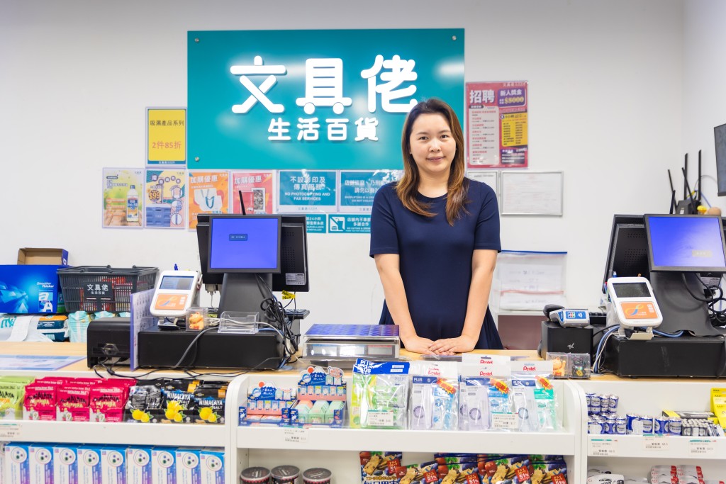 文具佬突破一般文具店的傳統,除了文具,也加插不少生活日用品、人氣潮物,既滿足大小家庭的需要,也可吸納年輕人輩消費。(圖片來源:《親子王》) 文具佬突破一般文具店的傳統,除了文具,也加插不少生活日用品、人氣潮物,既滿足大小家庭的需要,也可吸納年輕人輩消費。(圖片來源:《親子王》)