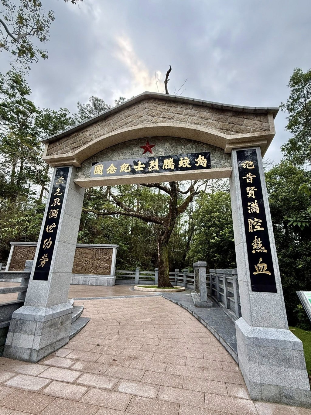 她途中到訪烏蛟騰抗日英烈紀念碑，向烈士作簡單致敬。羅淑佩FB