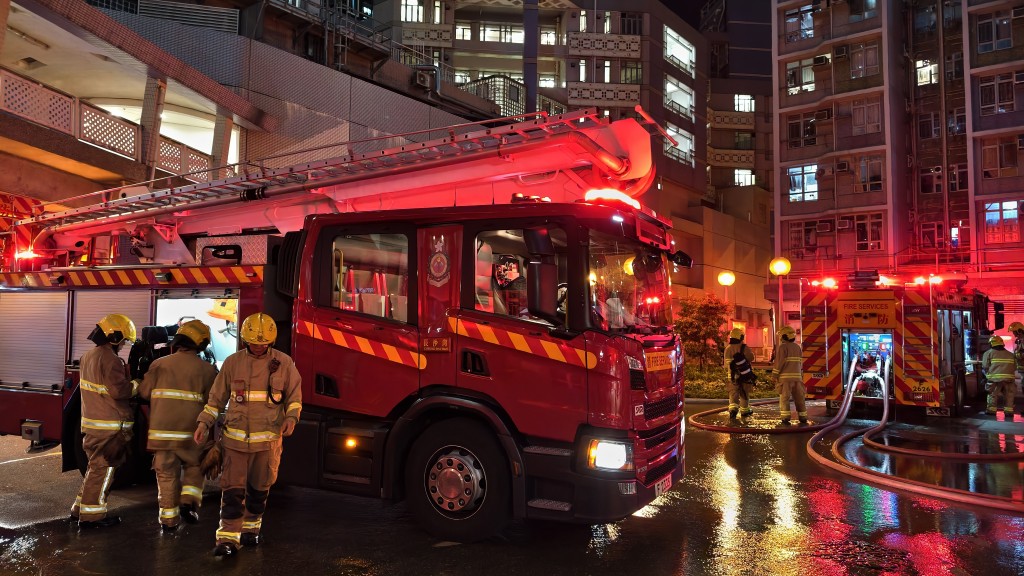 消防到場開喉將火救熄。黃文威攝 消防到場開喉將火救熄。黃文威攝