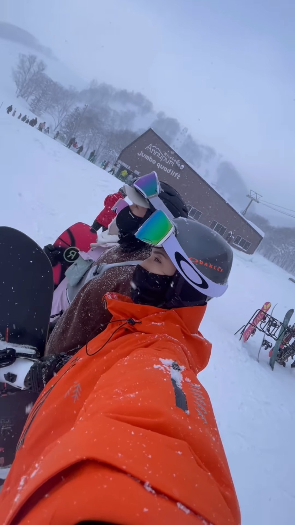 馬俊傑與一班女藝人一同滑雪。