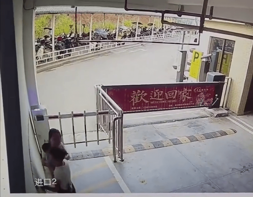 大媽強抱索吻別人家小孩。 大媽強抱索吻別人家小孩。