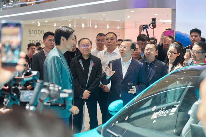 小米雷军比亚迪王传福北京车展互动。