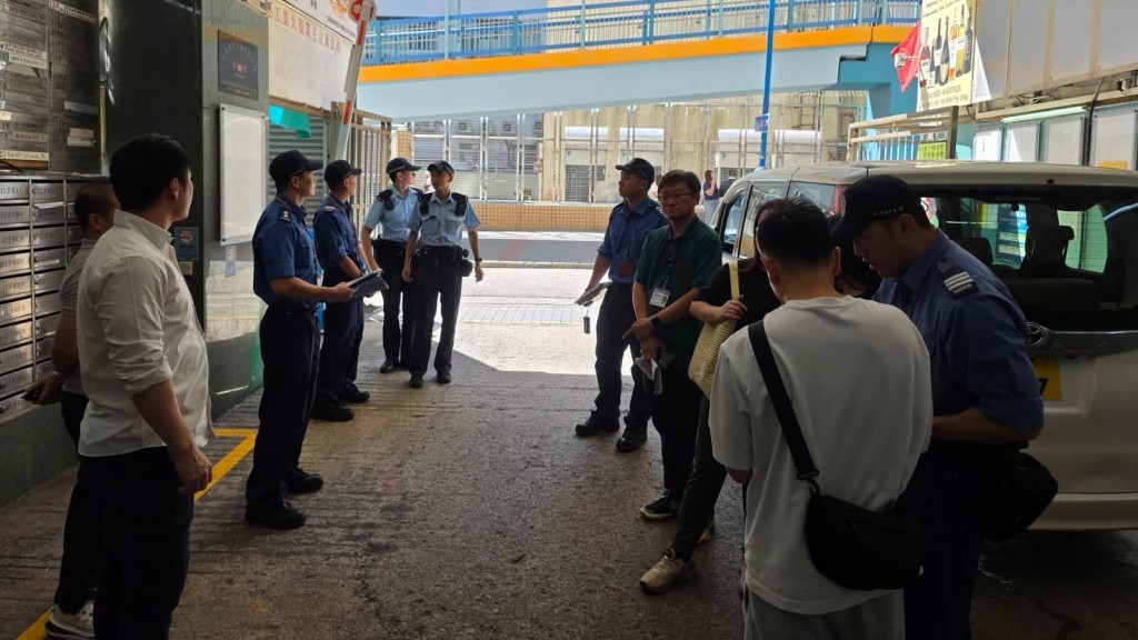 警夥消防地政 巡查觀塘多幢工廈打擊違規。警方圖片