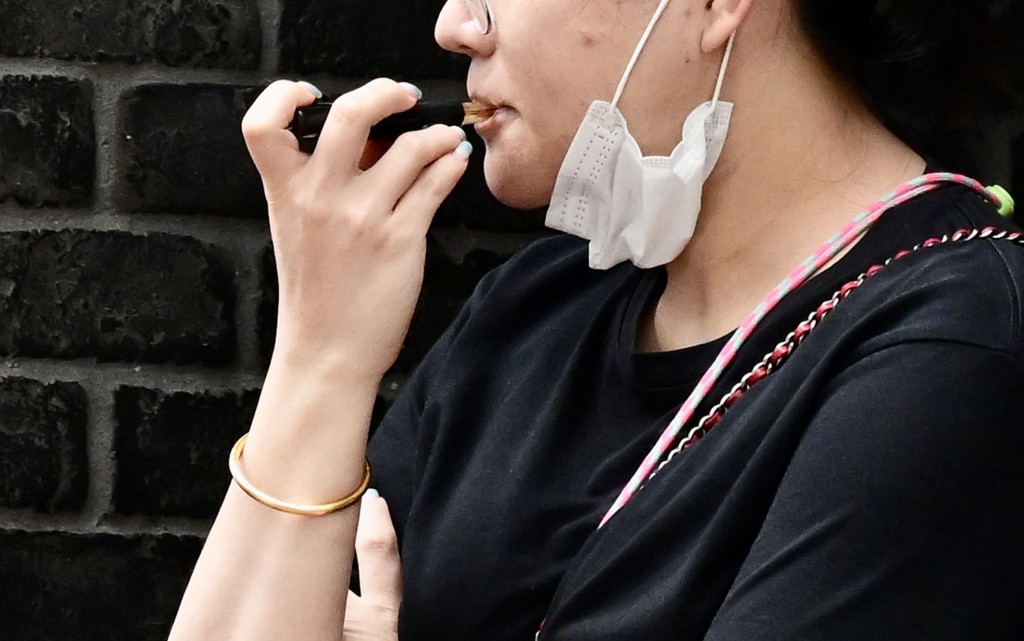 由4月30起,在公眾地方管有指明另類吸煙產品,包括電子煙煙彈、煙油、加熱煙支及草本煙,即屬違法。資料圖片 由4月30起,在公眾地方管有指明另類吸煙產品,包括電子煙煙彈、煙油、加熱煙支及草本煙,即屬違法。資料圖片