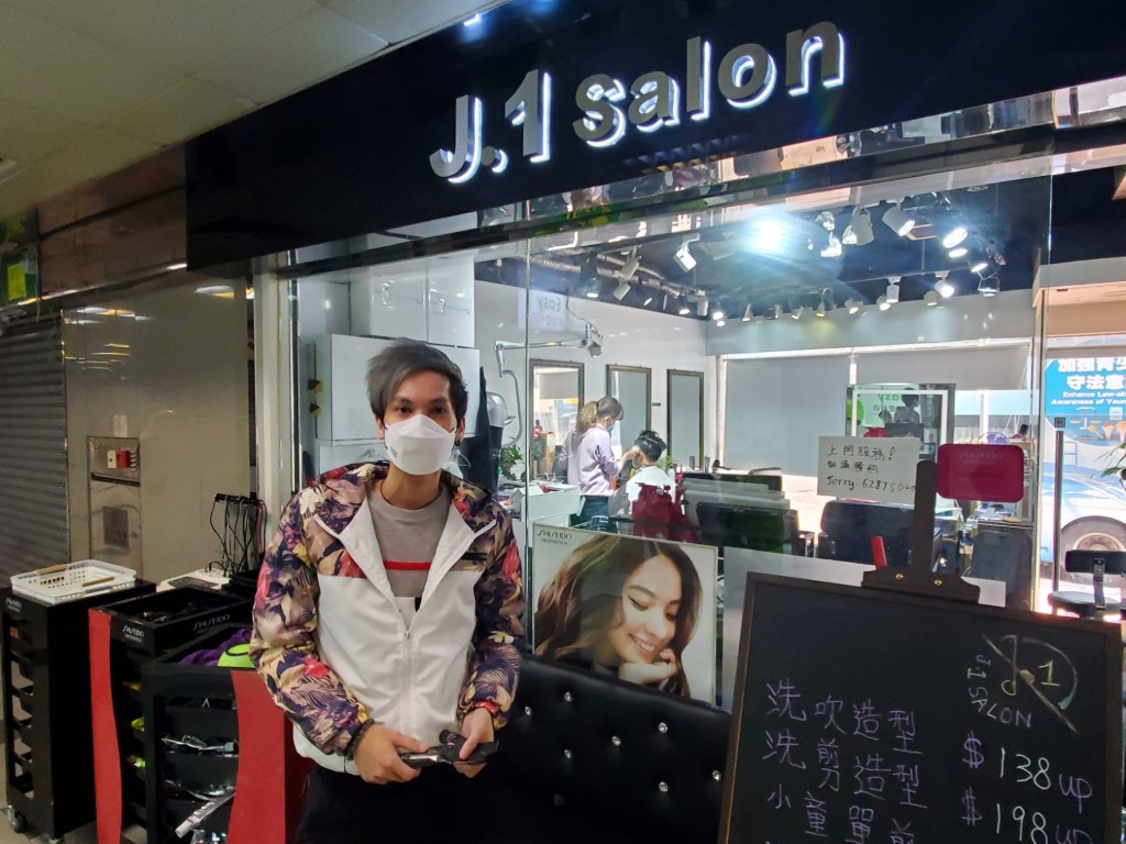 髮型師吳先生認為政府的停業補助不足。