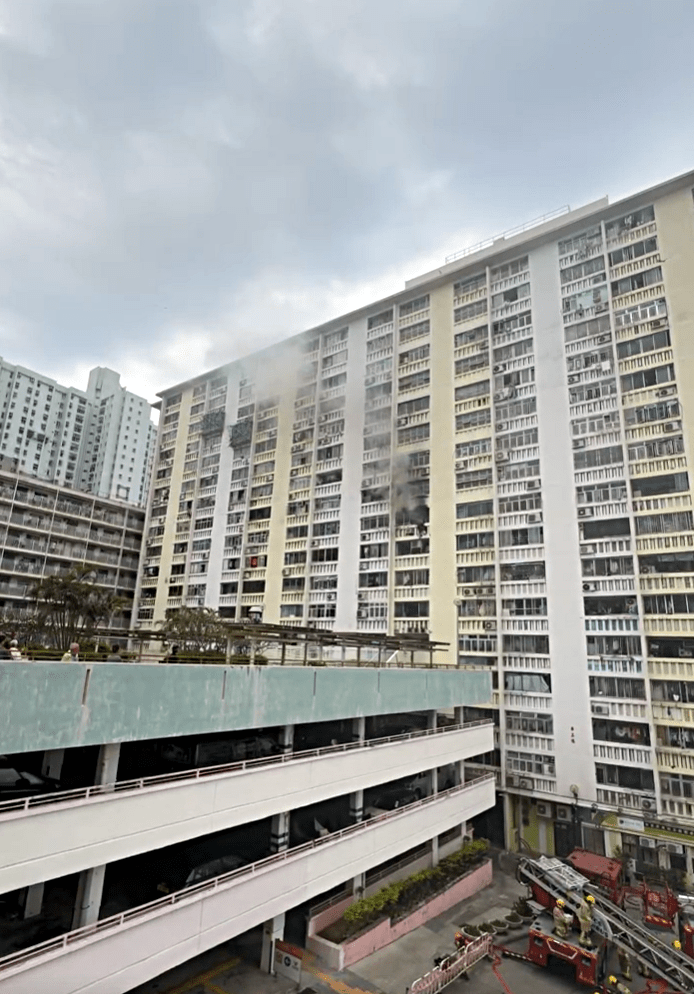 起火單位冒煙。fb：張偉楠 