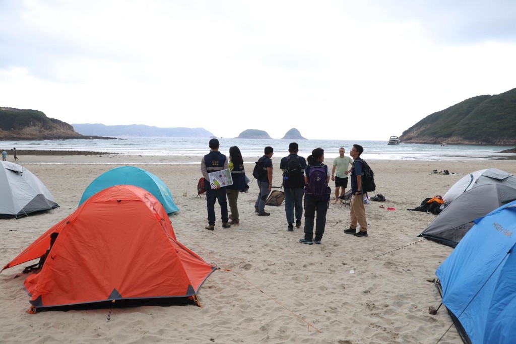 漁護署今年屯重兵,至少派二十人來回鹹田灣、西灣及大浪西灣巡視勸喻及執法。 漁護署今年屯重兵,至少派二十人來回鹹田灣、西灣及大浪西灣巡視勸喻及執法。