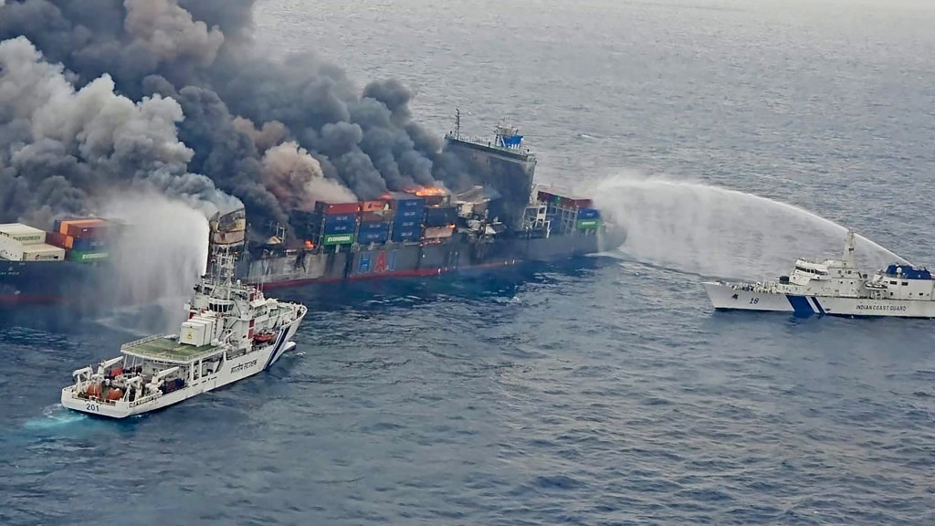 「萬海503旺春輪」6月9日航經印度西岸外海時爆炸着火。 法新社 「萬海503旺春輪」6月9日航經印度西岸外海時爆炸着火。 法新社