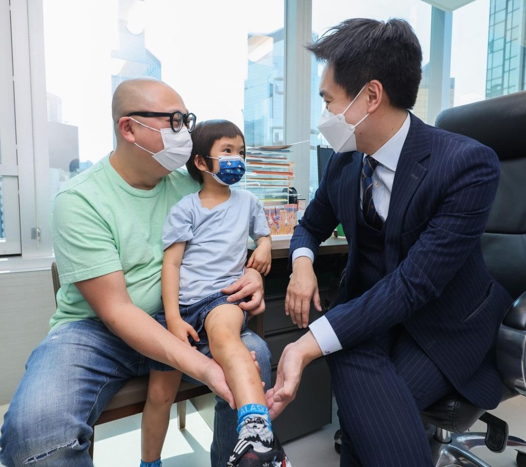 林盛斌（左）、兒子Jaye（中）、皮膚科專科醫生陳俊彥（右）（圖片來源：bob_lamshingbun IG）
