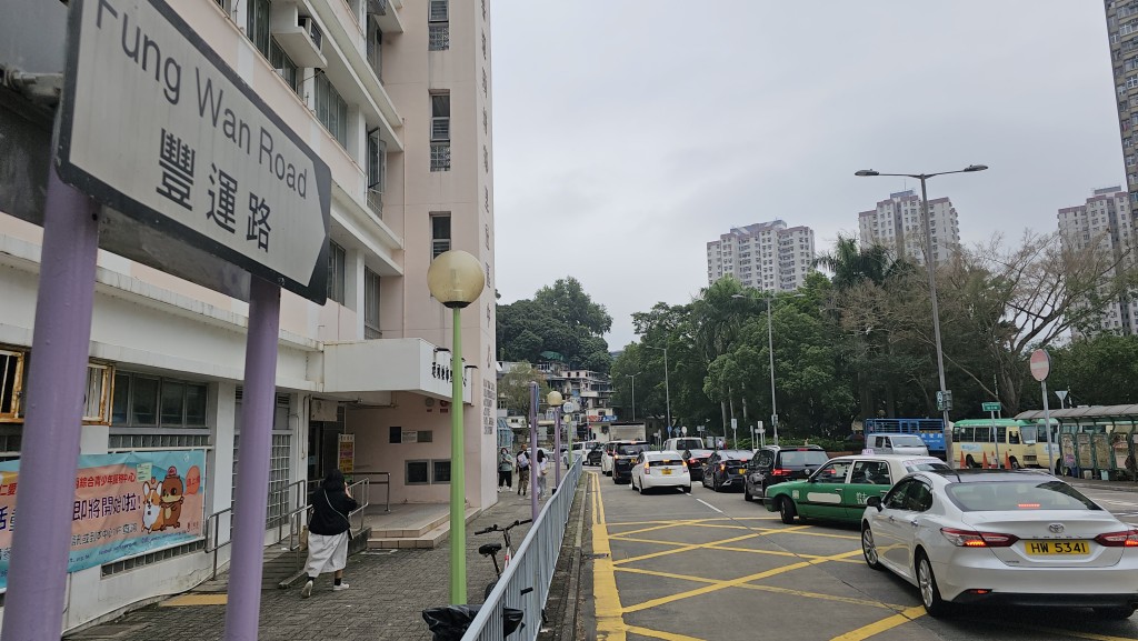 大埔警車疑逆線女途人捱撞 涉事警員所有駕駛職務暫停。徐裕民攝