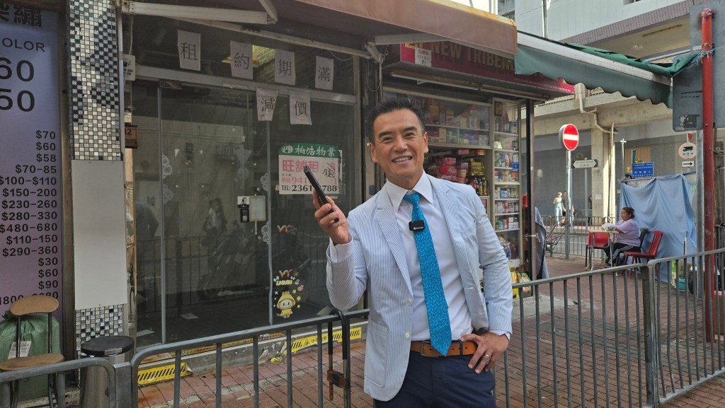 盛滙商舖創辦人李根興表示,該舖面積約65呎,門闊約7呎,深約9呎,按差估署平均商舖租金回報3.8厘計算,該舖市值月租6270元。 盛滙商舖創辦人李根興表示,該舖面積約65呎,門闊約7呎,深約9呎,按差估署平均商舖租金回報3.8厘計算,該舖市值月租6270元。