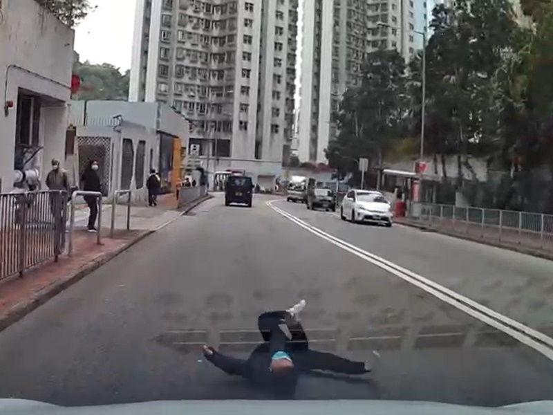 男童被撞至在地上滾了一圈。