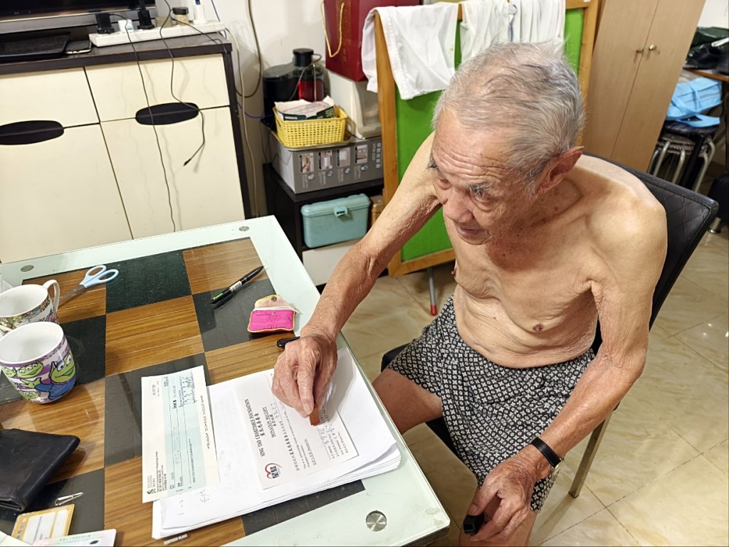 李坤遭工字鐵砸中不治，86歲老父接收10000元善款後表示由衷感激。 尹敬堂攝