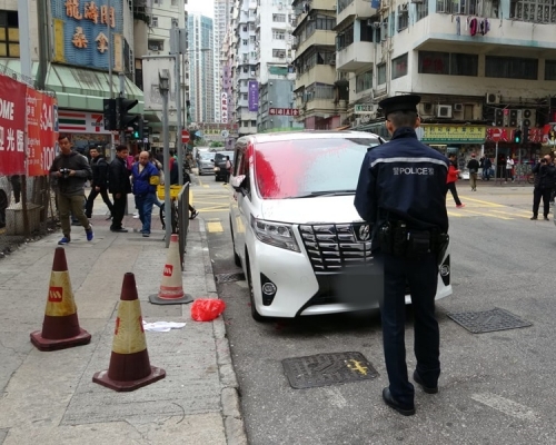 一部白色豐田七人車遭淋紅油。