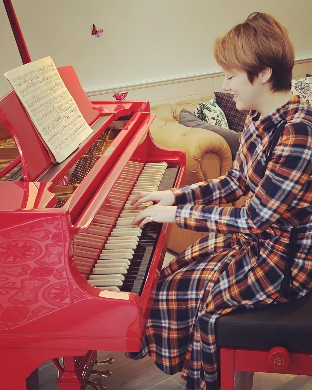 梁慧恩經常表演彈琴。