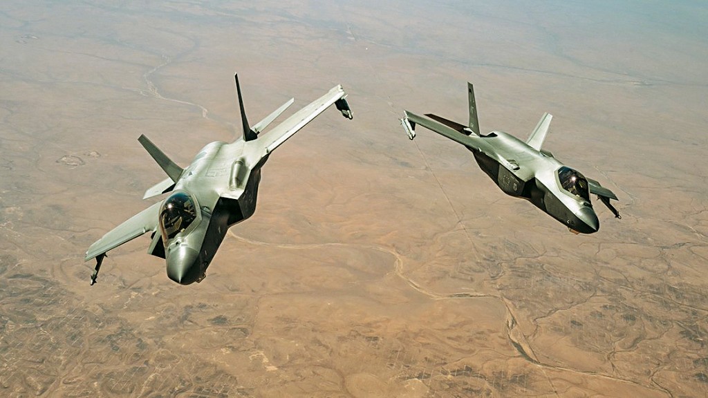 美军昨日发放的照片，显示F-35A 战机在中东上空巡逻。