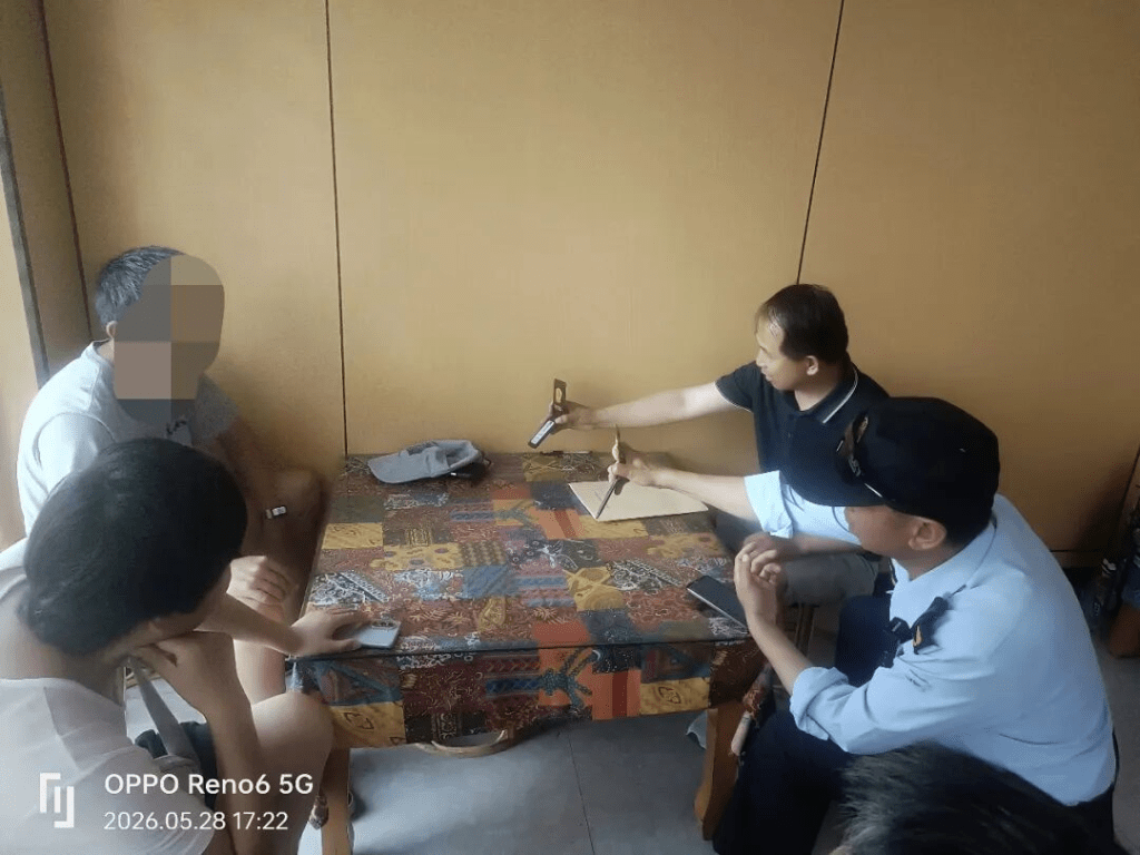 缺德男大理洱海边帮狗洗澡,大理市洱海管理局接报后迅速开展排查。 缺德男大理洱海边帮狗洗澡,大理市洱海管理局接报后迅速开展排查。
