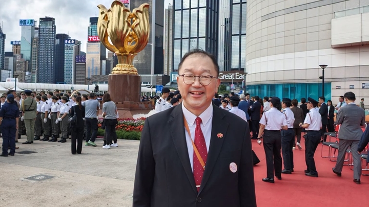 酒駕被捕事件發生後，黃錦輝七一仍如常出席升旗禮。黃錦輝FB
