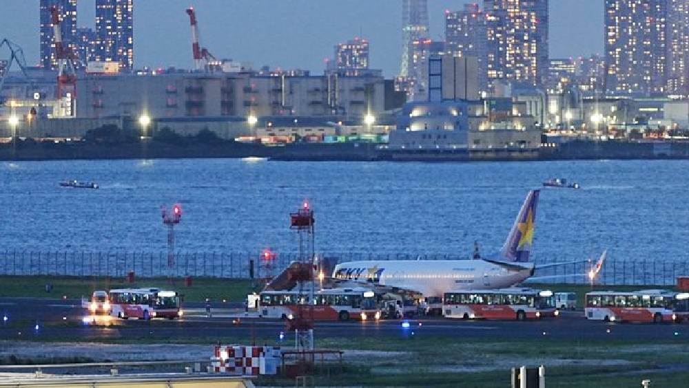天馬航空客機起落架故障,緊急折返羽田機場,降落時疑「爆胎」。X@856de59941fb413 天馬航空客機起落架故障,緊急折返羽田機場,降落時疑「爆胎」。X@856de59941fb413