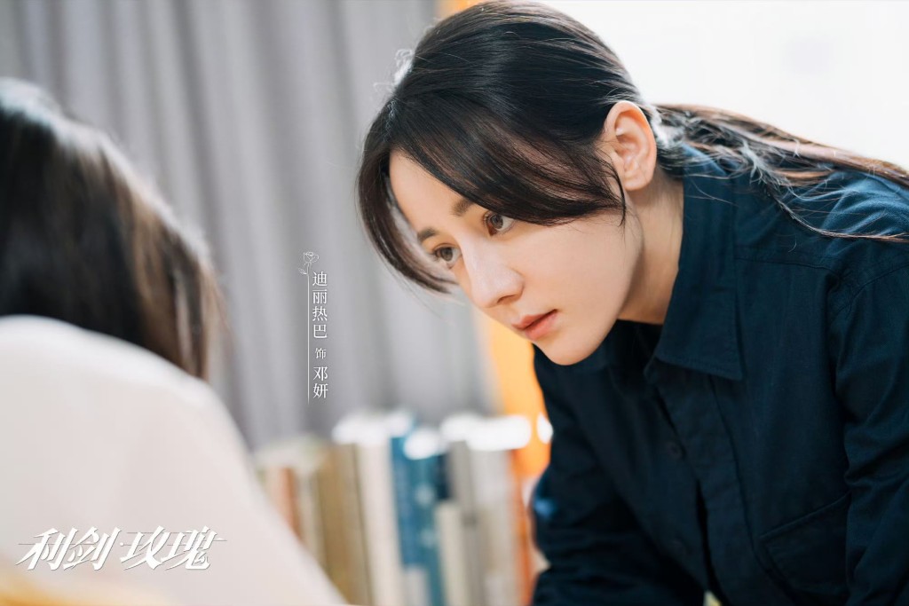 鄧妍細心安慰被拐少女。 鄧妍細心安慰被拐少女。