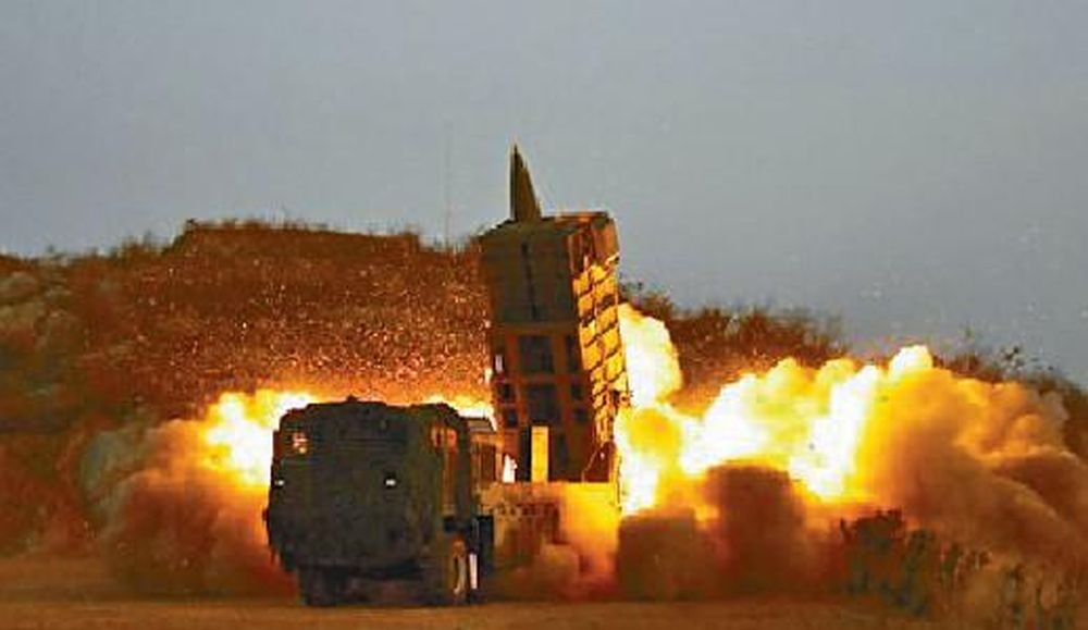 北韩为反制美韩近日展开的军事演习，连续两天朝海上发射炮弹。