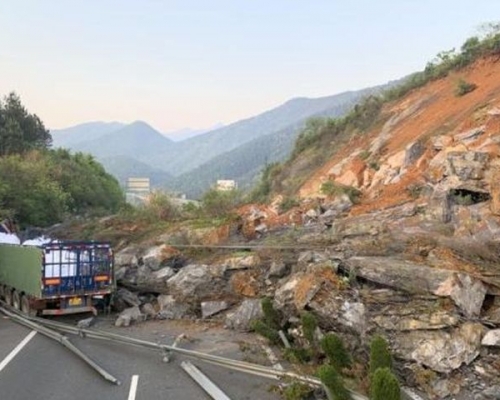 現場一輛貨車被山泥推到路邊。 網圖