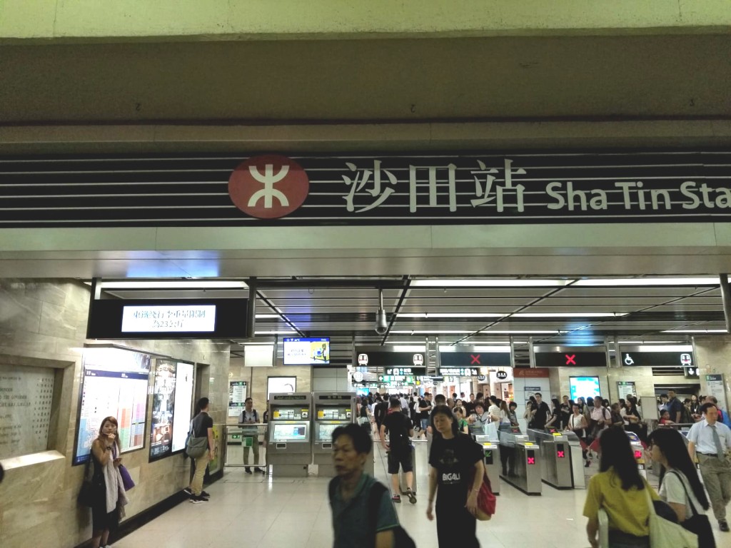 东铁线沿线车站都迫满乘客。