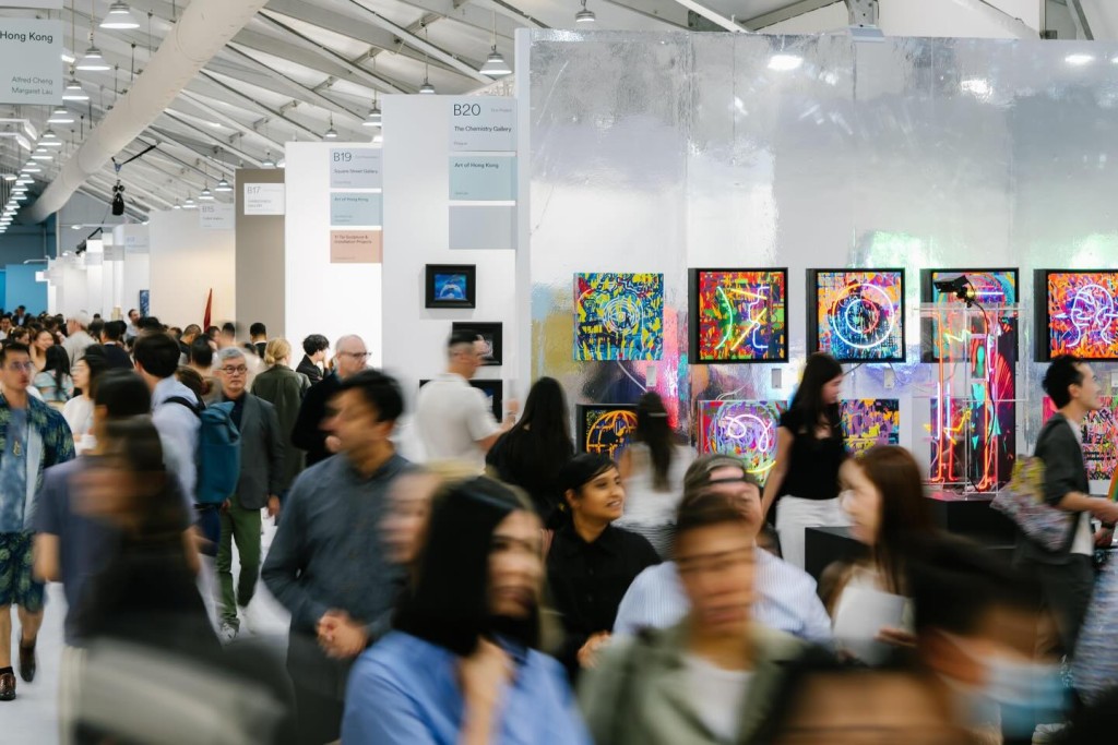 兩地藝術家在上月舉行的Art Central携手合作，融合捷克壁畫與香港霓虹元素。