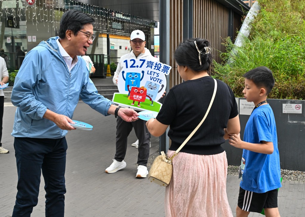 黃偉綸到啟德車站廣場,向市民派發選舉宣傳物品。黃偉綸FB圖片 黃偉綸到啟德車站廣場,向市民派發選舉宣傳物品。黃偉綸FB圖片