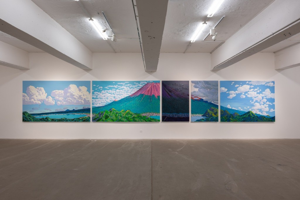 大型五聯屏作品《富士山》，結合了黃進曦親臨當地旅遊與虛擬寫生的記憶和體驗，中間一幅夜景是他記錄夜宿富士山腳之作。