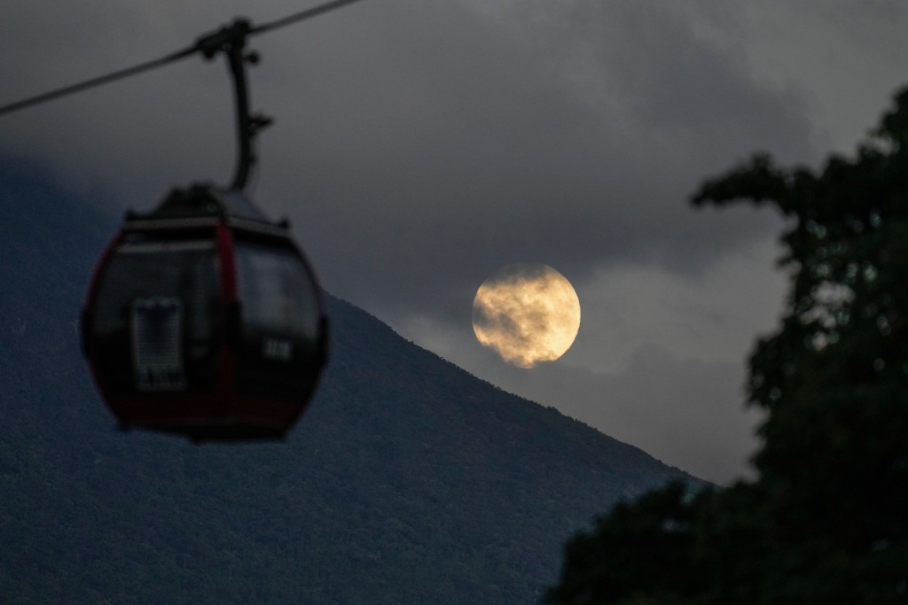 委內瑞拉首都加拉加斯蒂烏納堡地區停電。美聯社圖片