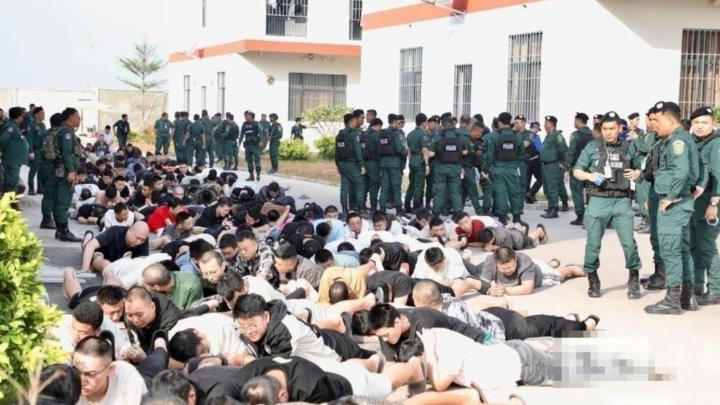 1月31日，警方搗毀柴楨省巴域市一處電詐園區，抓獲涉案外國人2044人。（柬中時報）