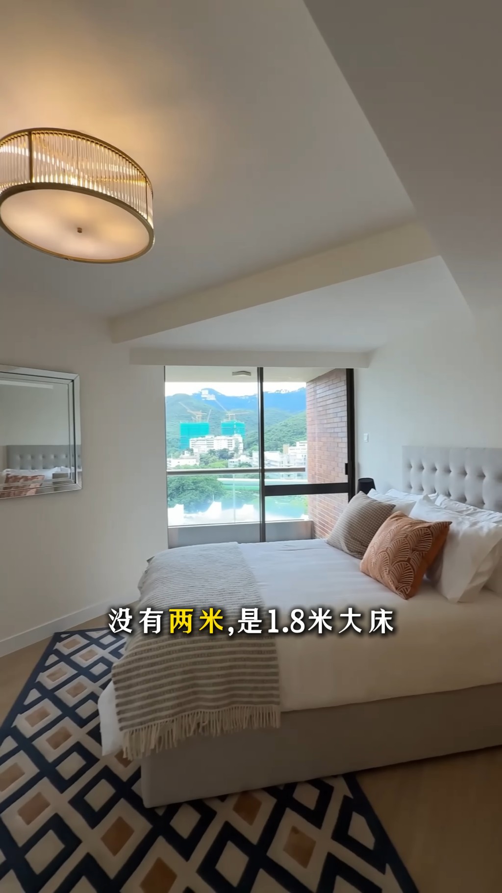 書房的洗手間可通往客房。（YouTube頻道「呂米高房產」截圖）