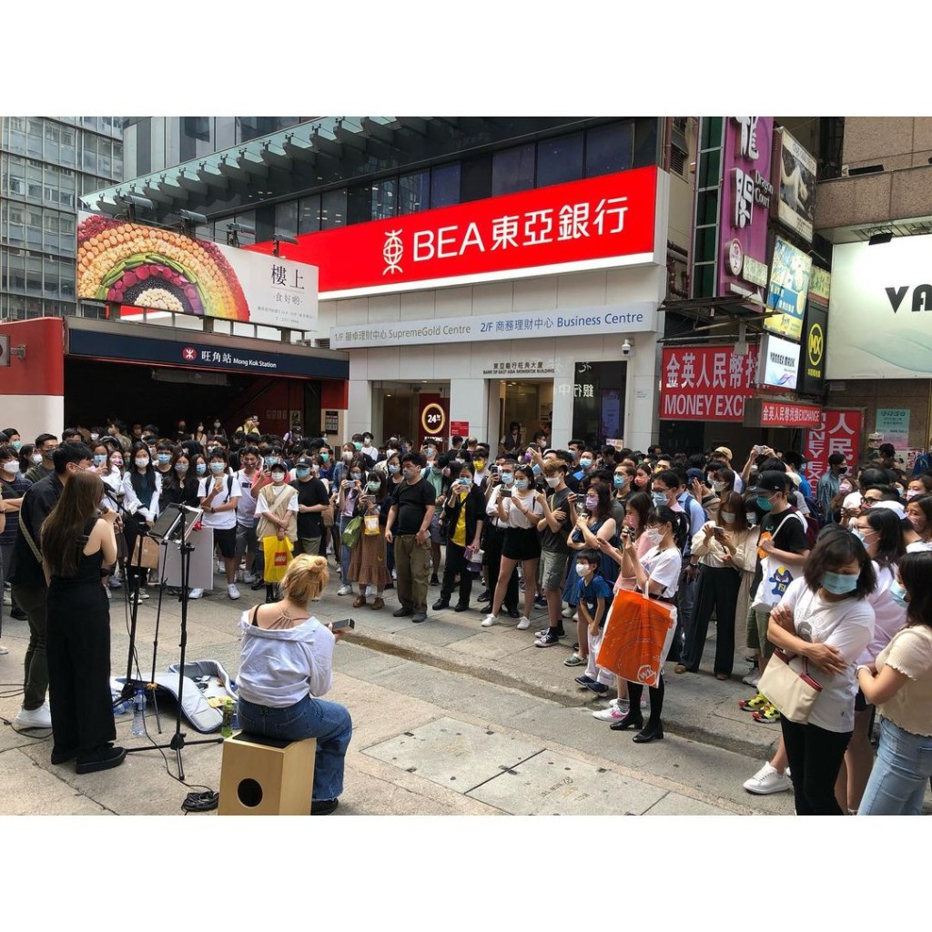 現場吸引了40多人圍觀。