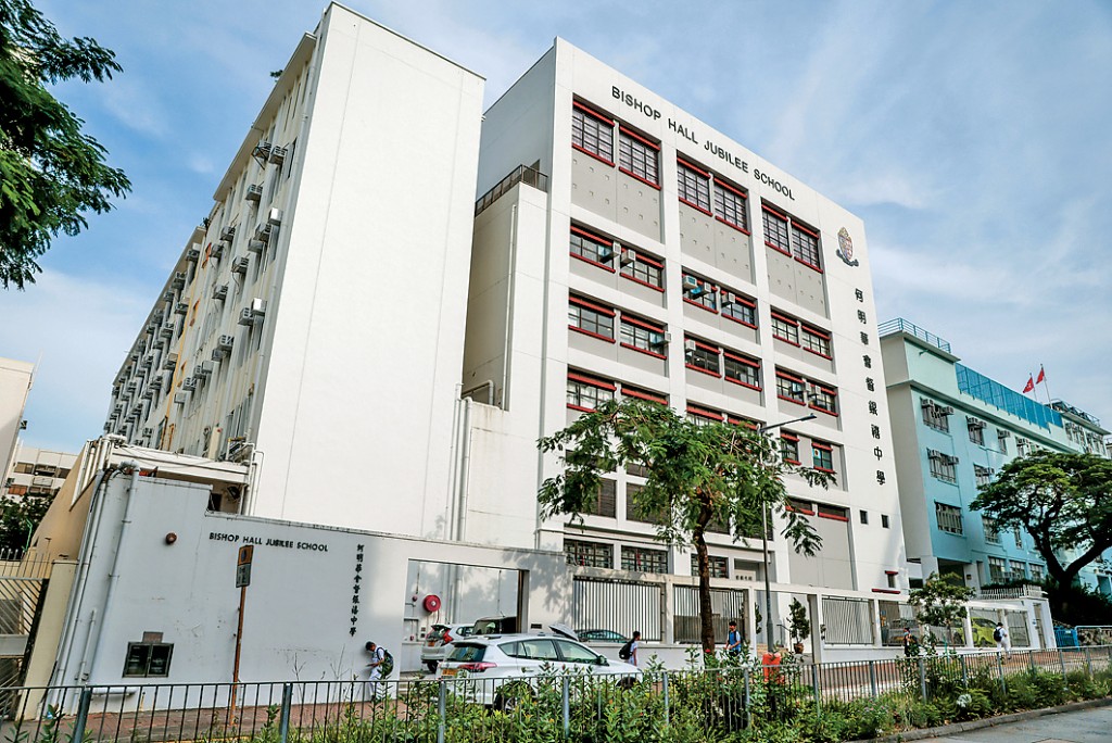 何明華會督銀禧中學爆出爭議，有該校家長投訴，校方使用金屬探測器，以搜查學生有否攜帶手機回校。