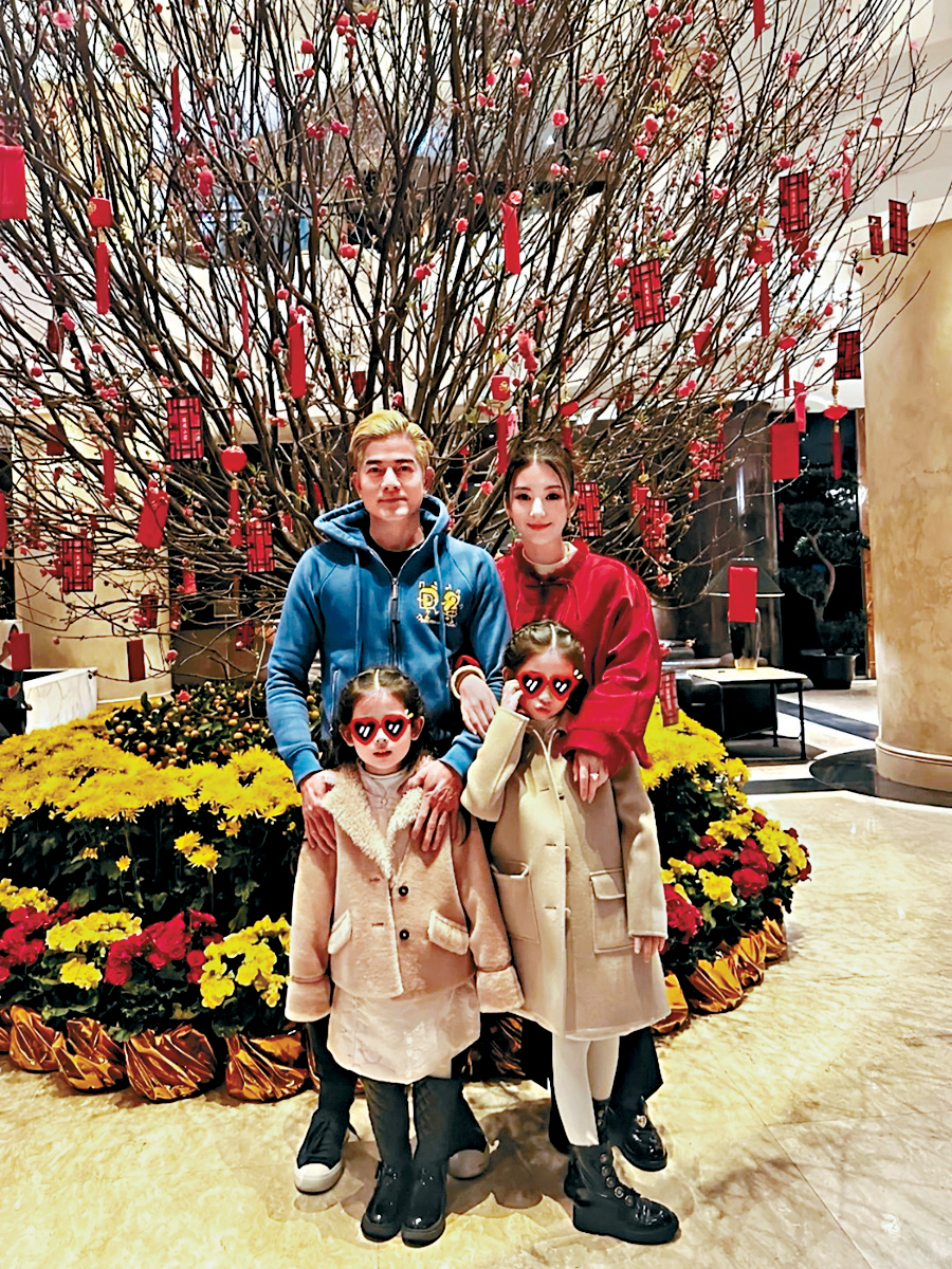 方媛在社交網上載跟老公郭富城及愛女的合照。