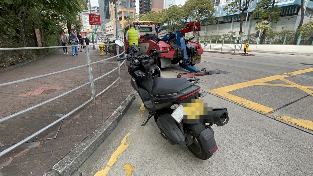 電單車撞倒老婦。楊偉亨攝